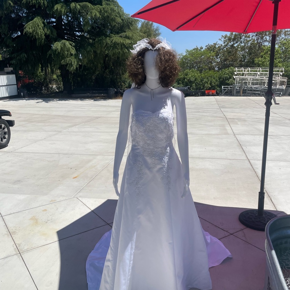 David's Bridal White Wedding Dress